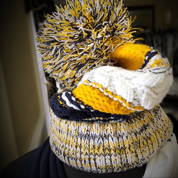 SET -Pom Pom Beanie Hat, Scarf, Gloves - Picture 6 of 8